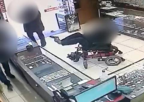 Cadeirante é preso ao tentar assaltar joalheria com arma nos pés