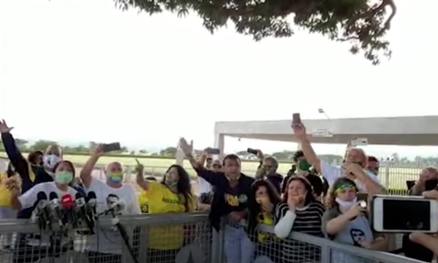 Globo, Folha de S. Paulo e Band suspendem cobertura no Alvorada após ataques aos jornalistas