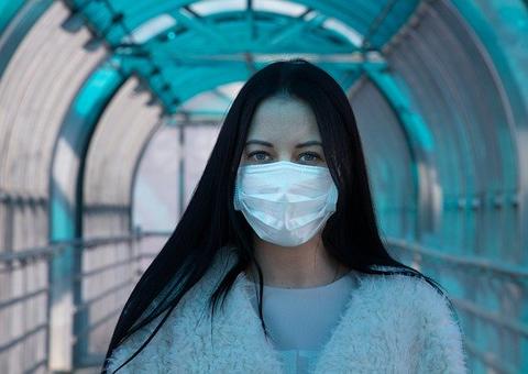 Surdos que leem lábios enfrentam dificuldades por causa de máscaras