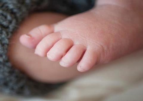 Moradores encontram recém-nascido abandonado no telhado de casa de Manaus