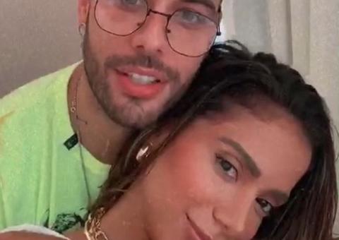 Em meio a áudios vazados, Anitta posa de fio dental na cama com Gui Araújo