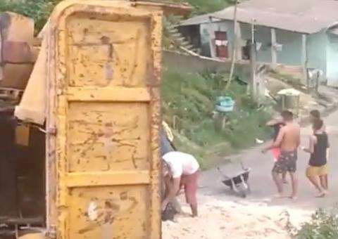 Carregada de areia, caçamba derrapa e tomba em ladeira em Manaus