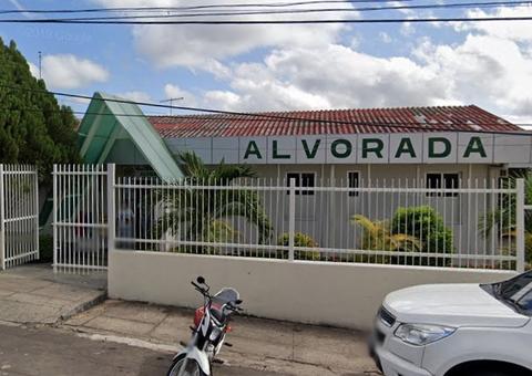 Bebê abandonada após parto passou quatro horas em telhado de casa em Manaus