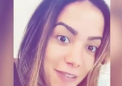 Anitta debocha após ter número de celular vazado na internet