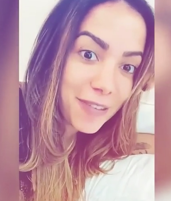 Anitta debocha após ter número de celular vazado na internet
