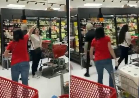 Mulher é expulsa de supermercado por clientes por não usar máscara; Vídeo
