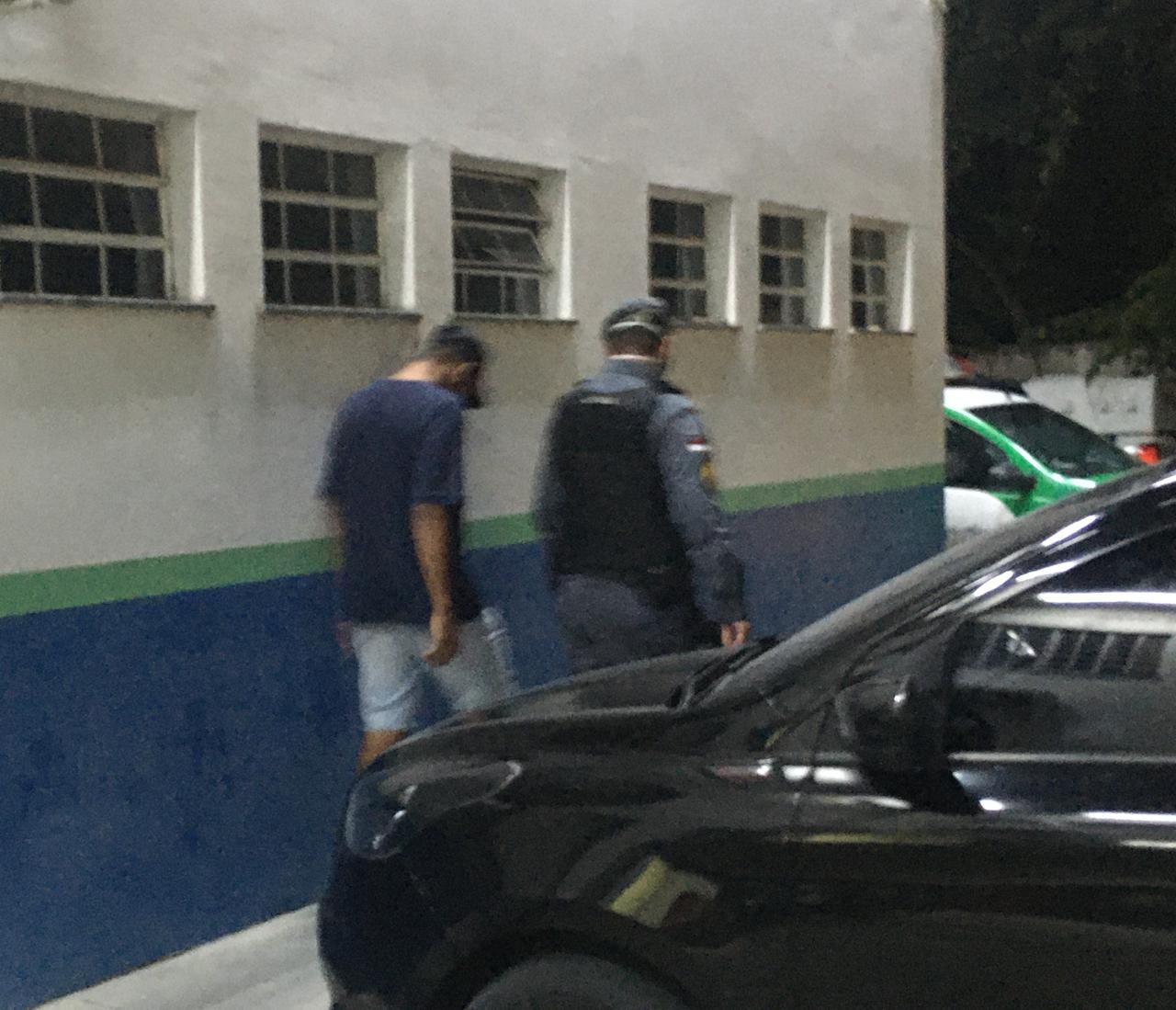 Amordaçado, jovem escapa da morte no Tribunal do Crime ao ser salvo pela polícia em Manaus
