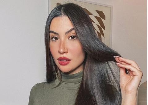 Com bumbum empinado, ex-BBB Bianca Andrade posa deitada ao se despedir de apartamento