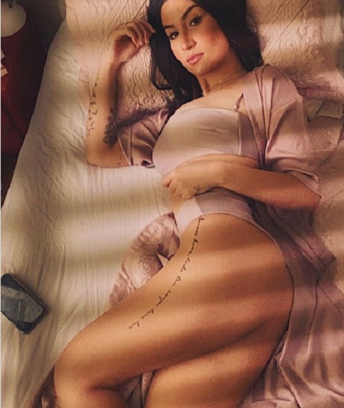 Com bumbum empinado, ex-BBB Bianca Andrade posa deitada ao se despedir de apartamento