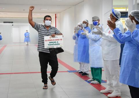 Em Manaus, mais cinco indígenas curados de covid-19 deixam hospital de campanha