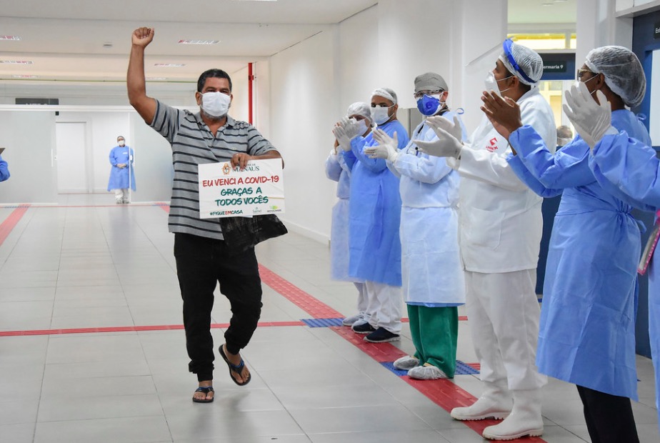 Em Manaus, mais cinco indígenas curados de covid-19 deixam hospital de campanha
