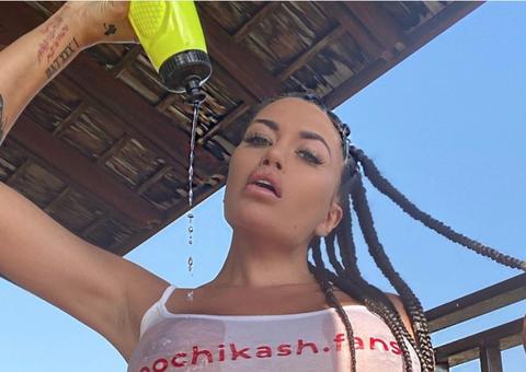 Com seios ‘explosivos’, modelo mostra tudo ao aparecer molhada e atiça seguidores