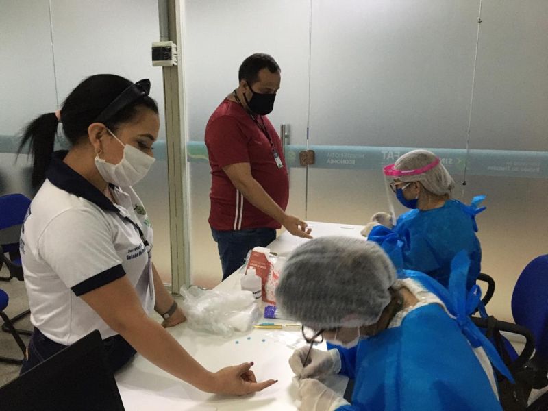 Colaboradores da Sedecti fazem testes para coronavírus em Manaus