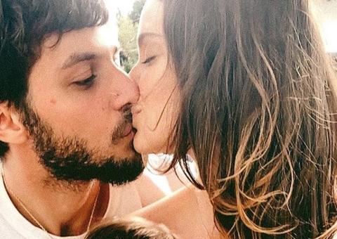 Laura Neiva beija Chay Suede e comemora 5 meses da filha