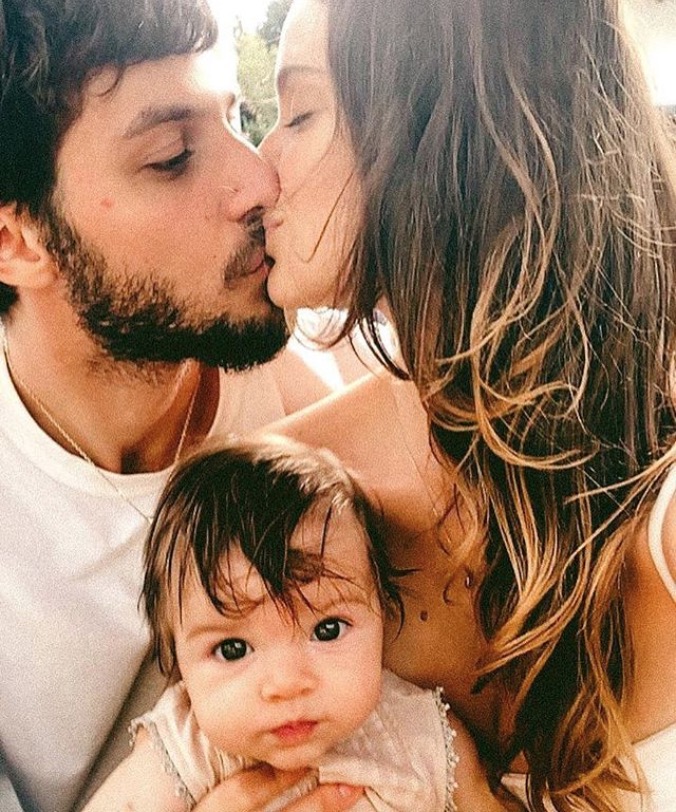 Laura Neiva beija Chay Suede e comemora 5 meses da filha