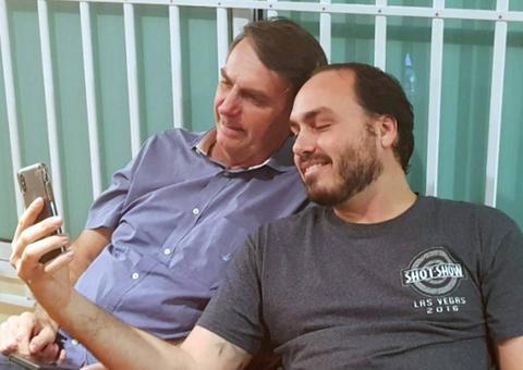 Bolsonaro teme que Carlos seja próximo alvo de ação contra fake news