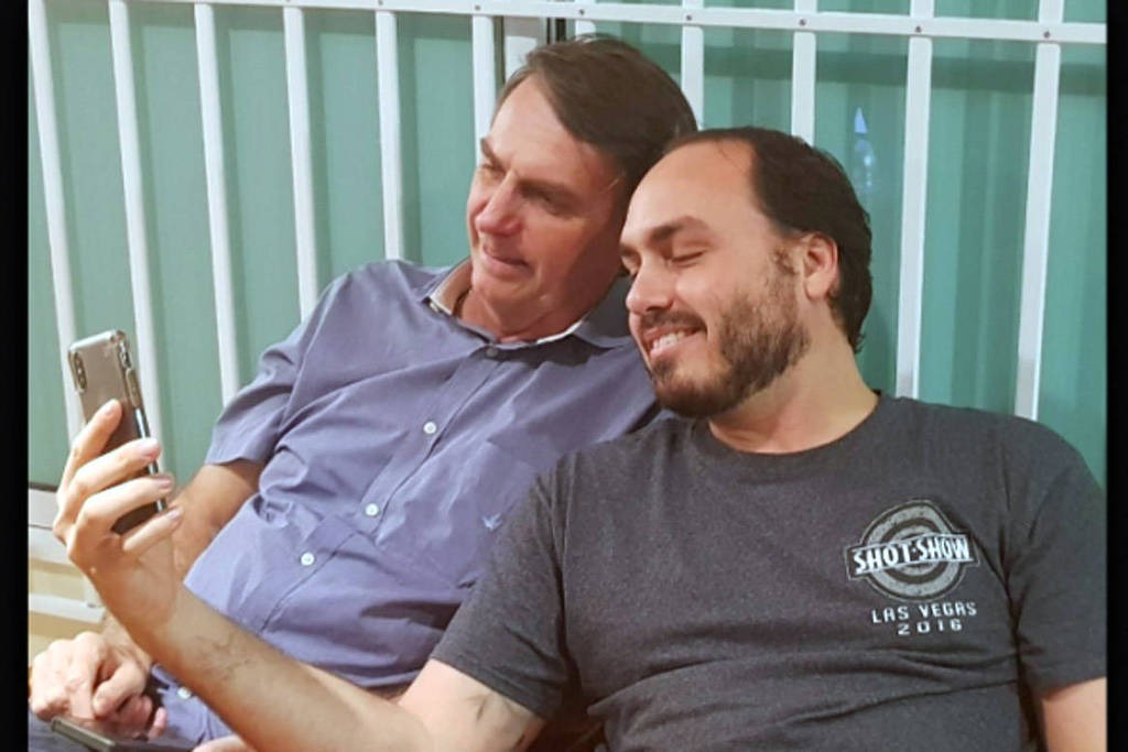 Bolsonaro teme que Carlos seja próximo alvo de ação contra fake news