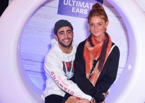 Cintia Dicker ganha presente suspeito e Pedro Scooby fala sobre suposta gravidez