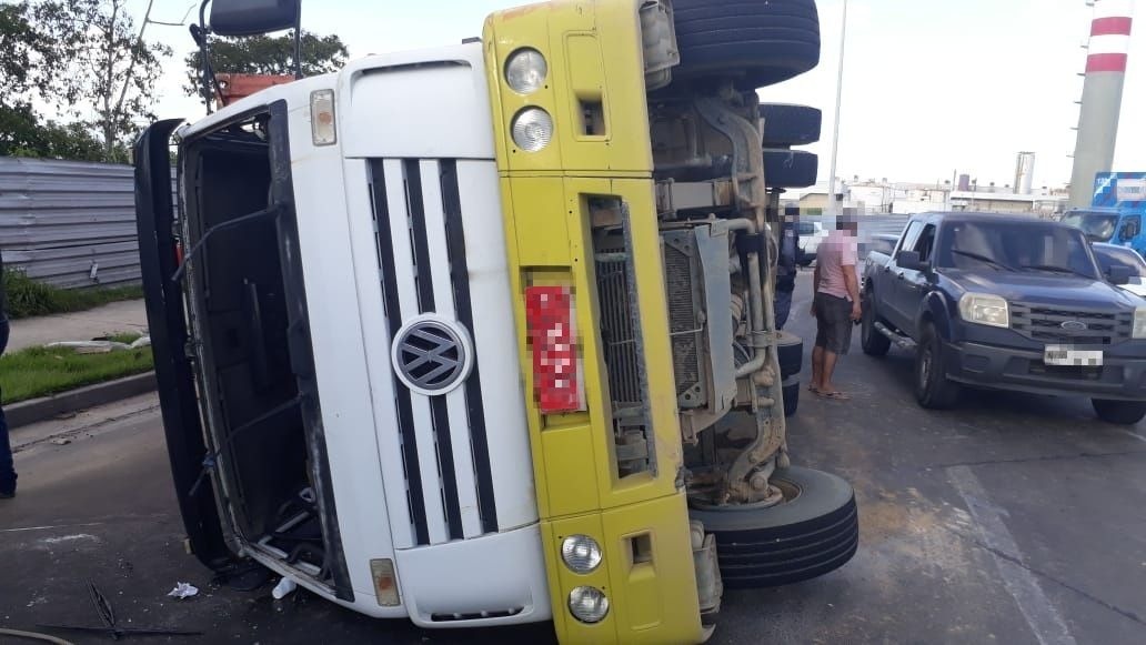 Caminhão tomba em avenida movimentada de Manaus
