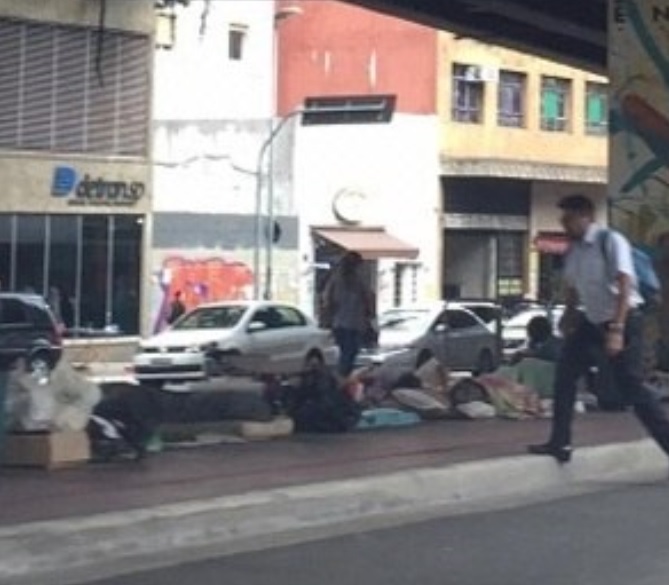 Amarrado, homem é encontrado morto dentro de caixa de papelão 