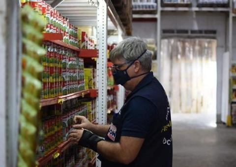 Mais de 100 quilos de alimentos vencidos são apreendidos em supermercado de Manaus 