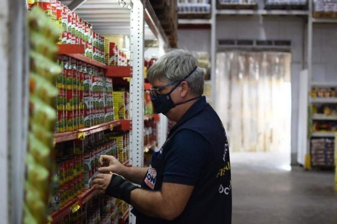 Mais de 100 quilos de alimentos vencidos são apreendidos em supermercado de Manaus 