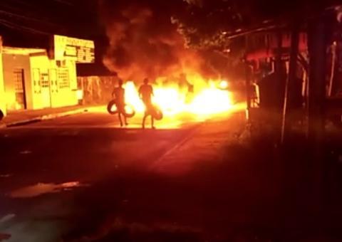 Revoltados com falta de energia, moradores fazem paredão de fogo em avenida de Manaus
