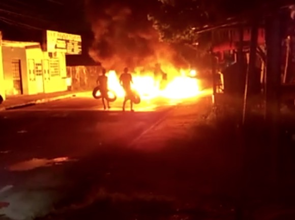 Revoltados com falta de energia, moradores fazem paredão de fogo em avenida de Manaus