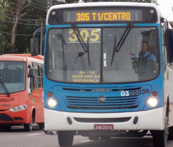 Dupla armada com faca toca terror em passageiros durante assalto a ônibus de Manaus