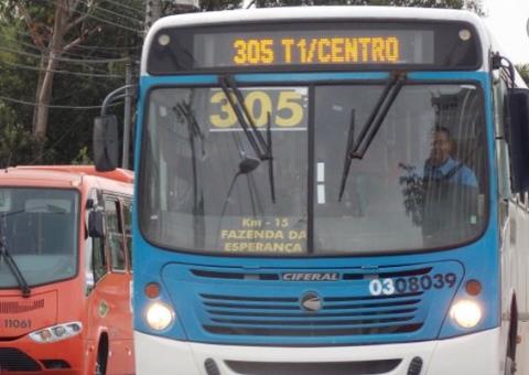 Dupla armada com faca toca terror em passageiros durante assalto a ônibus de Manaus