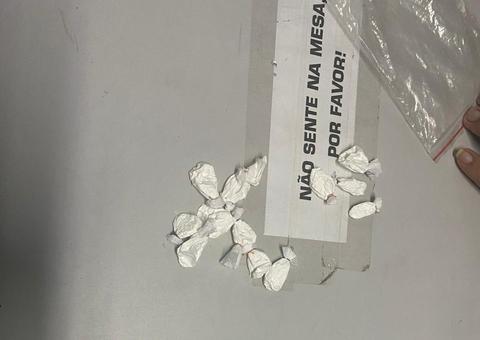 Em Manaus, homem é preso após esposa denunciar que ele guardava drogas em casa  