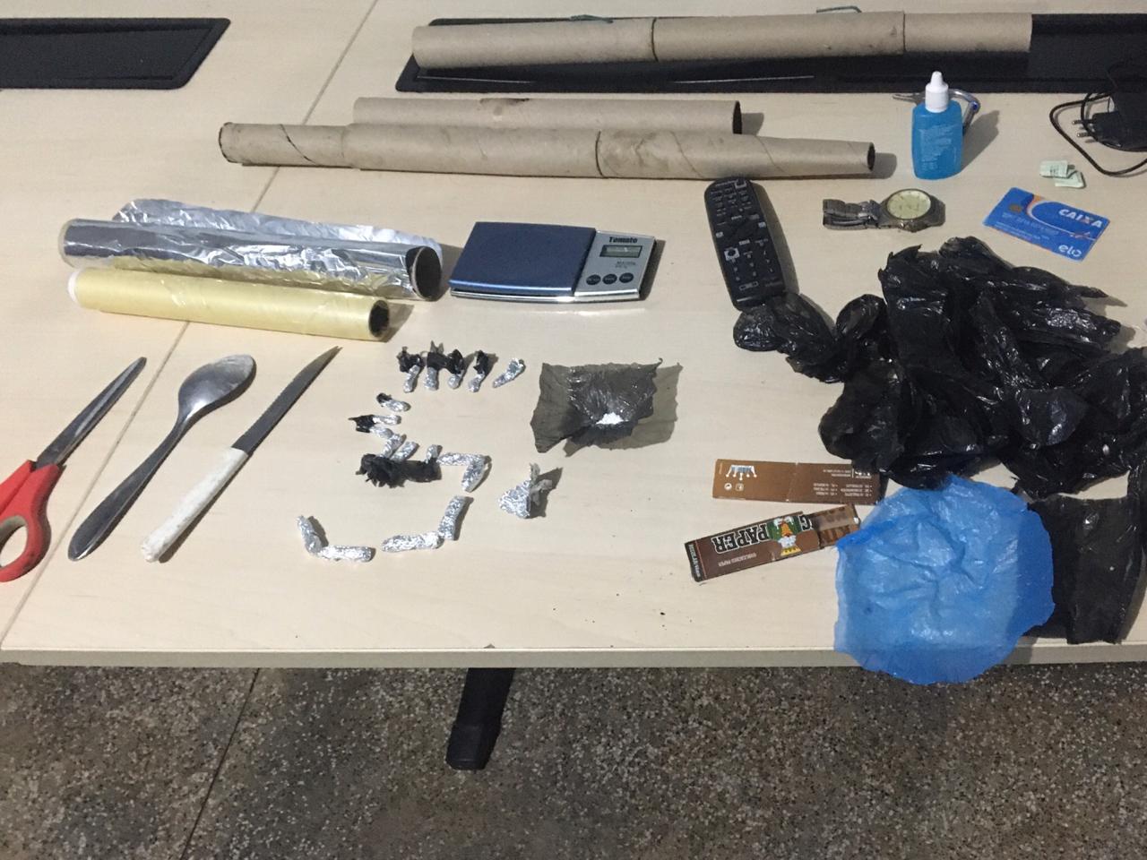 Homem é flagrado com drogas escondidas em caixa de fogos de artifícios em Manaus