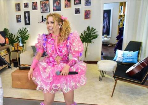 Top de Joelma arrebenta durante live e cantora quase mostra demais