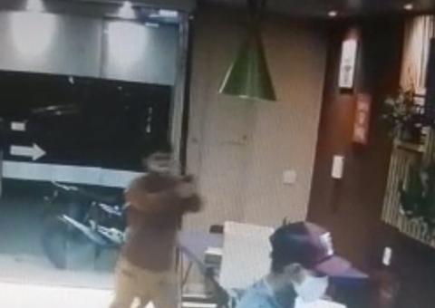 Vídeo mostra dupla com submetralhadora fazendo a limpa em loja de açaí em Manaus 