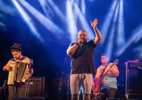 Dj Evandro Jr. se despede da banda Xiado da Xinela em Live no Circo Marcos Frota