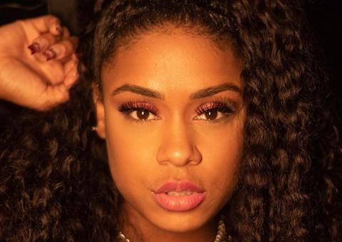 MC Rebecca simula sexo com outra mulher em videoclipe; Assista