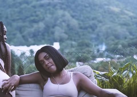 MC Rebecca simula pegação e rebola em cima de modelo em clipe; assista