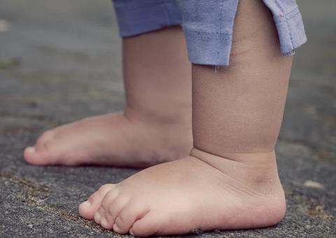 Assaltante dá socos em menino de 2 anos ao roubar celular 