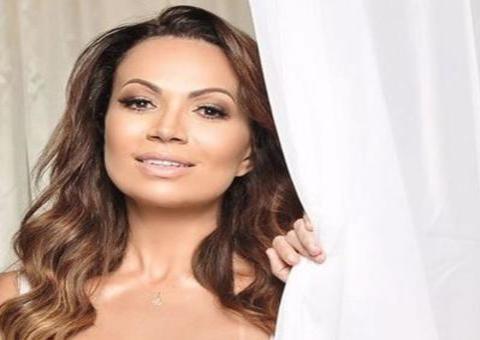 Aos 45, Solange Gomes exibe corpão com lingerie de renda e marquinha picante