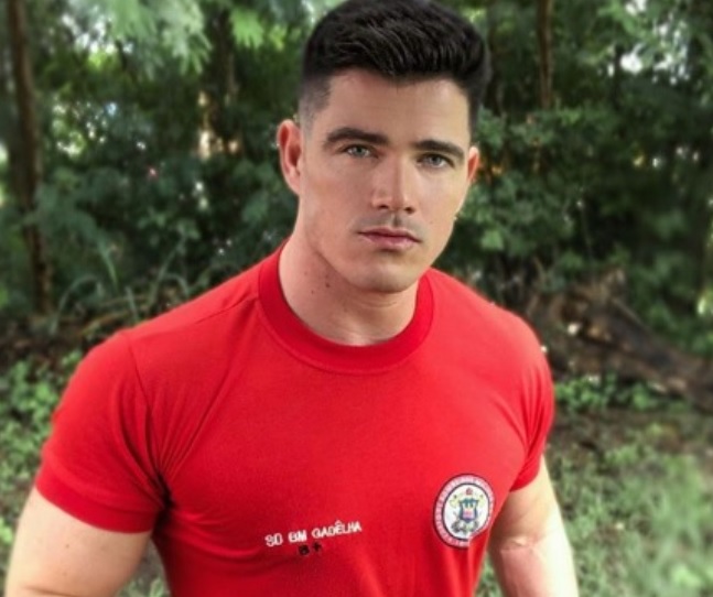 Bombeiro gato da Netflix faz sucesso e arranca suspiros nas redes sociais 