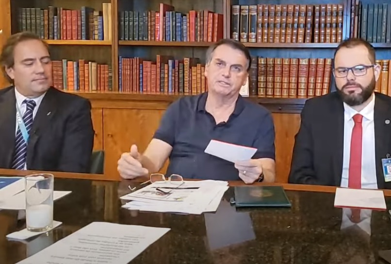 ‘Acho que a PF mata vírus’, dispara Bolsonaro ‘cutucando’ Witzel durante live 