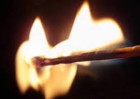 No Amazonas, homem joga acetona e ateia fogo em esposa durante discussão 