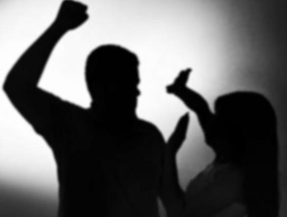 Pai e filho são presos ao serem flagrados espancando esposa e sogra de 72 anos no Amazonas