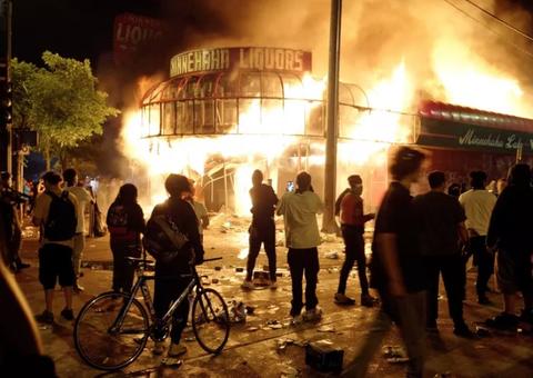 Manifestantes atacam delegacia de policial que matou homem ao se ajoelhar sobre pescoço dele