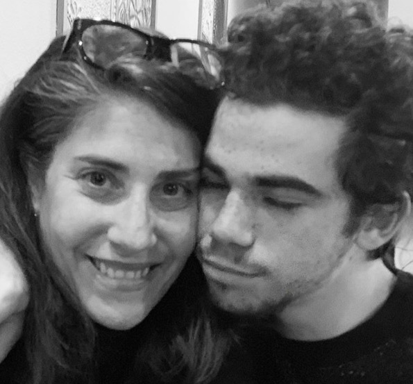 Mãe de Cameron Boyce chora no primeiro aniversário do filho após morte do astro; vídeo