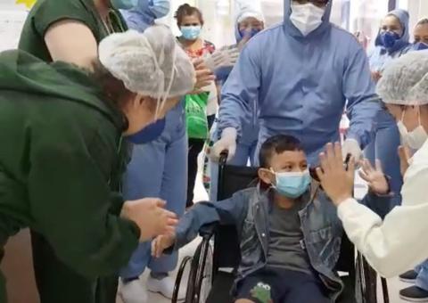 Cerca de 15 pacientes com covid-19 recebem alta do hospital Delphina Aziz em um dia 