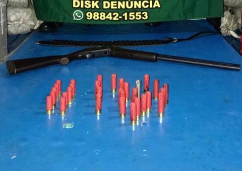 Com espingarda e muita munição, homem é preso dentro de barco em Manaus