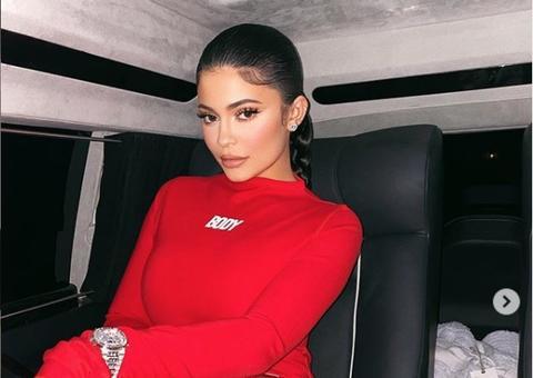 Forbes acusa Kylie Jenner de mentir sobre patrimônio para se passar por bilionária