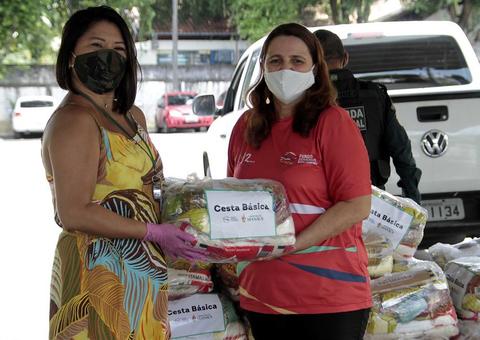 Vendedores de coco e ambulantes da Praia da Ponta Negra recebem cestas básicas