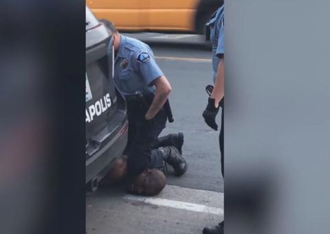 Policial filmado asfixiando George Floyd é preso nos Estados Unidos